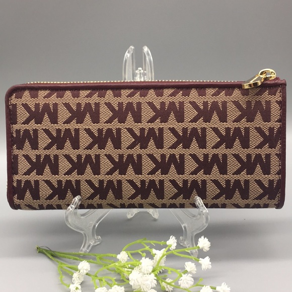 Michael Kors Jet Set Lg Three QTR Zip Wallet - Picture 4 of 8